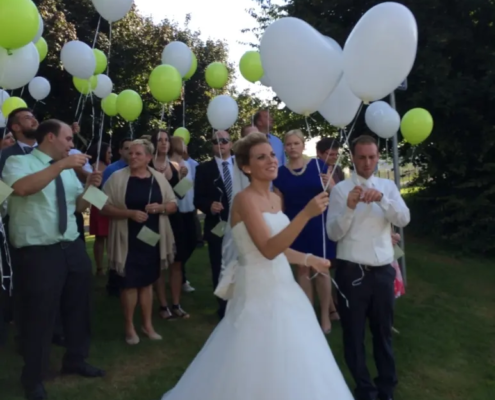 Braut mit Luftballons